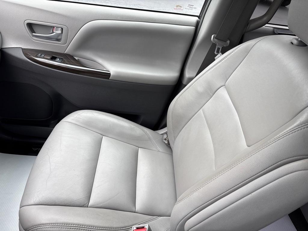 Toyota Sienna XLE 7-Passenger AWD 2017