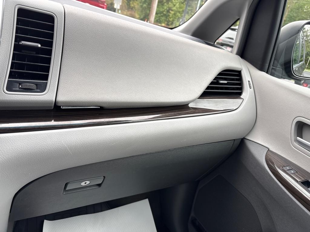Toyota Sienna XLE 7-Passenger AWD 2017