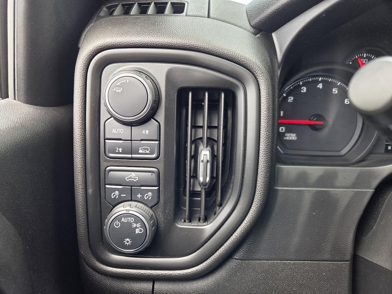 Chevrolet Silverado 1500 Custom Crew Cab Long Box 4WD 2020