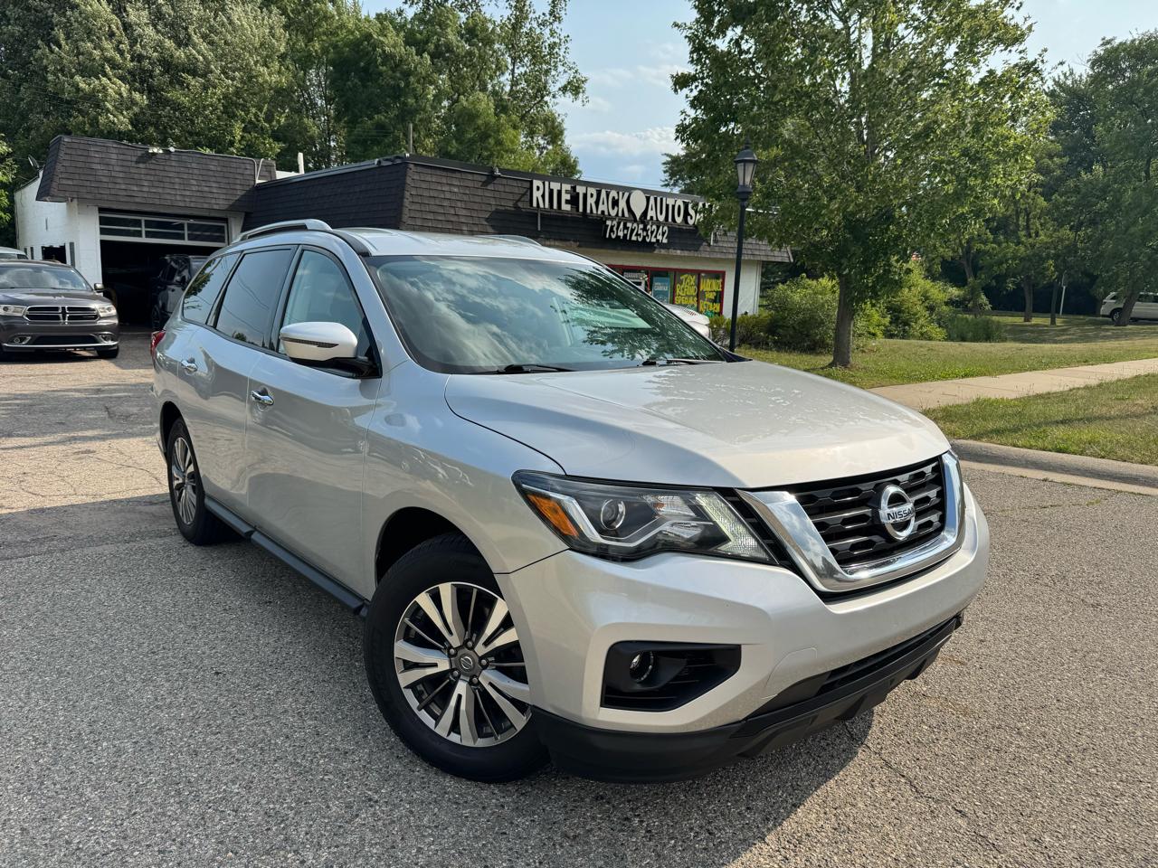 Nissan Pathfinder SV 4WD 2020