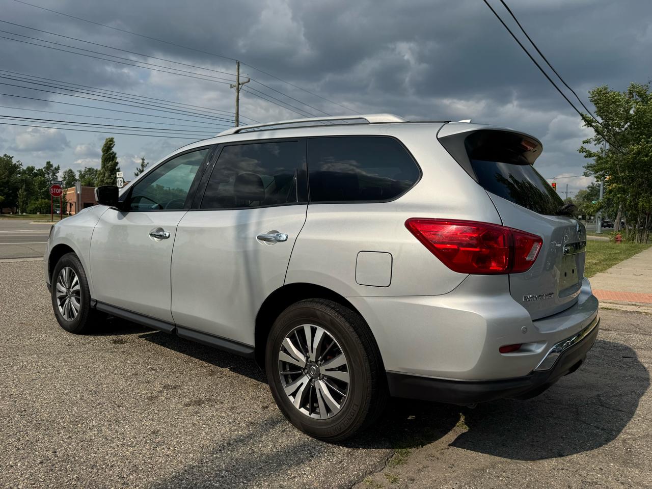 Nissan Pathfinder SV 4WD 2020