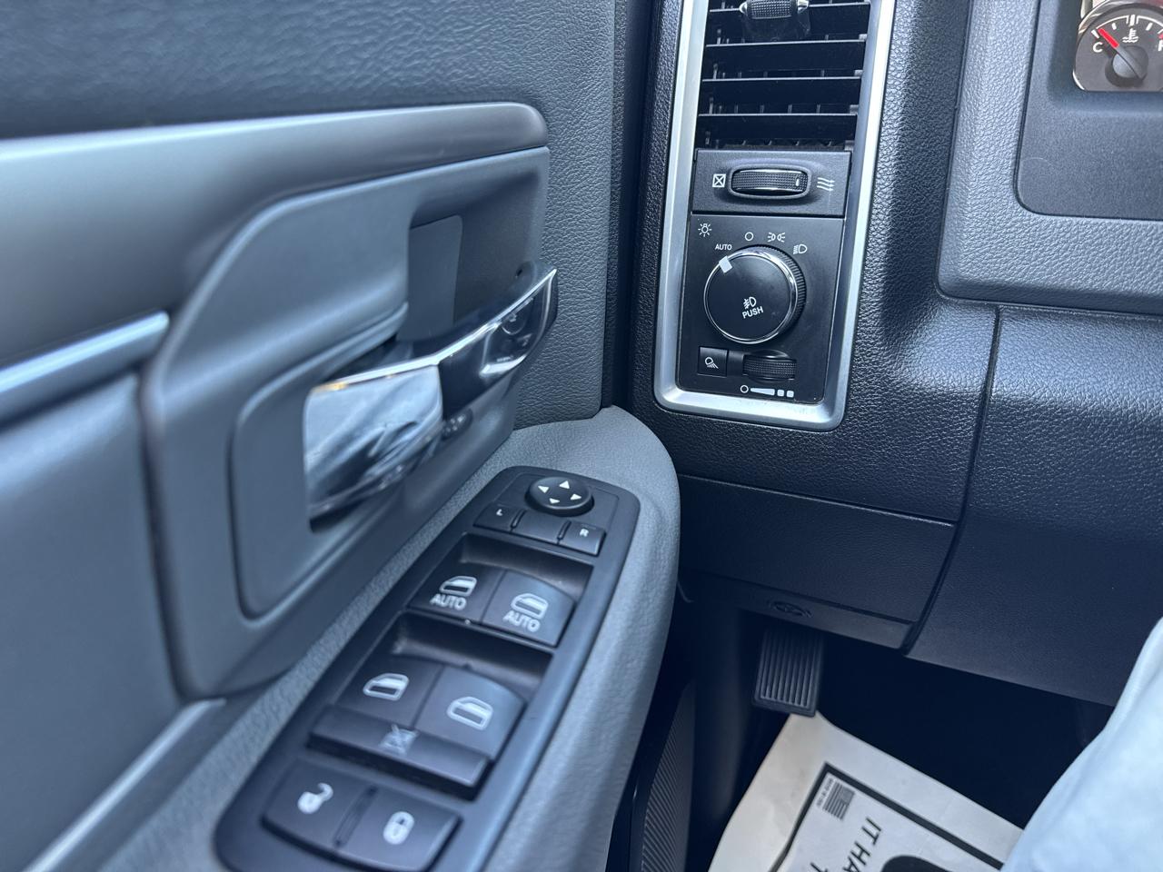 RAM 1500 Big Horn Crew Cab SWB 4WD 2016