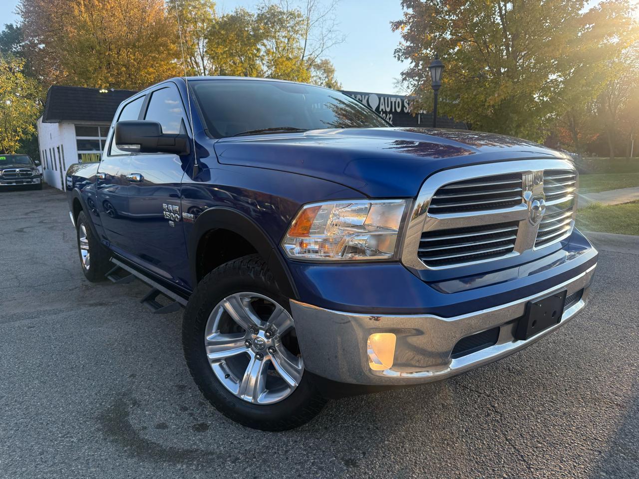 RAM 1500 4WD Crew Cab 140.5" SLT 2017