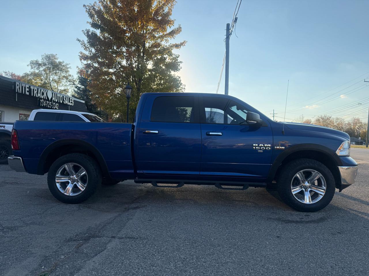RAM 1500 4WD Crew Cab 140.5" SLT 2017