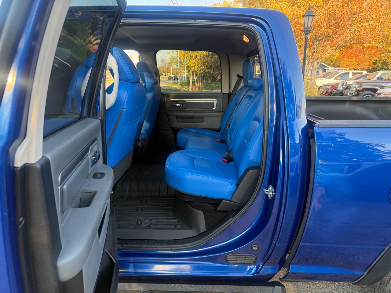 RAM 1500 4WD Crew Cab 140.5" SLT 2017