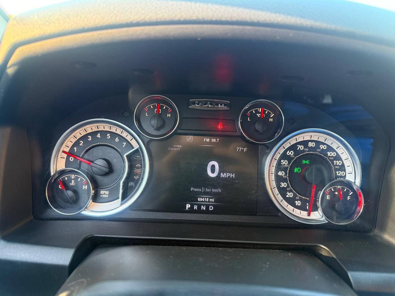 RAM 1500 4WD Crew Cab 140.5" SLT 2017