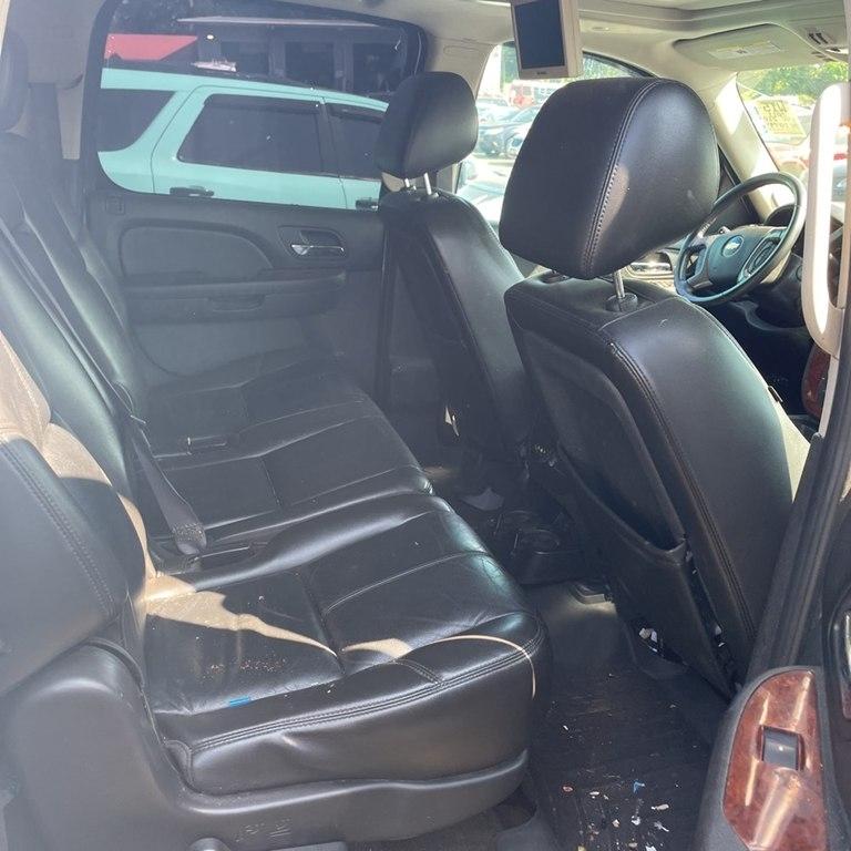 Chevrolet Suburban  2011