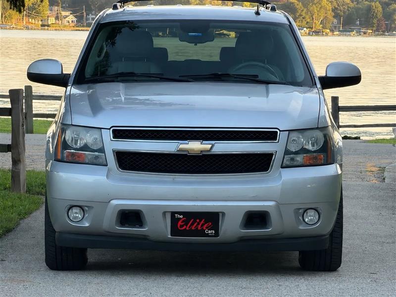 Chevrolet Suburban LT 1500 2WD 2011