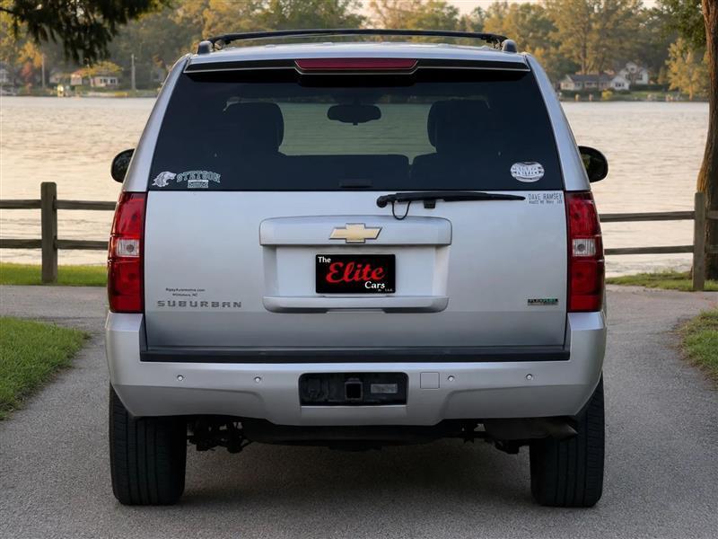 Chevrolet Suburban LT 1500 2WD 2011