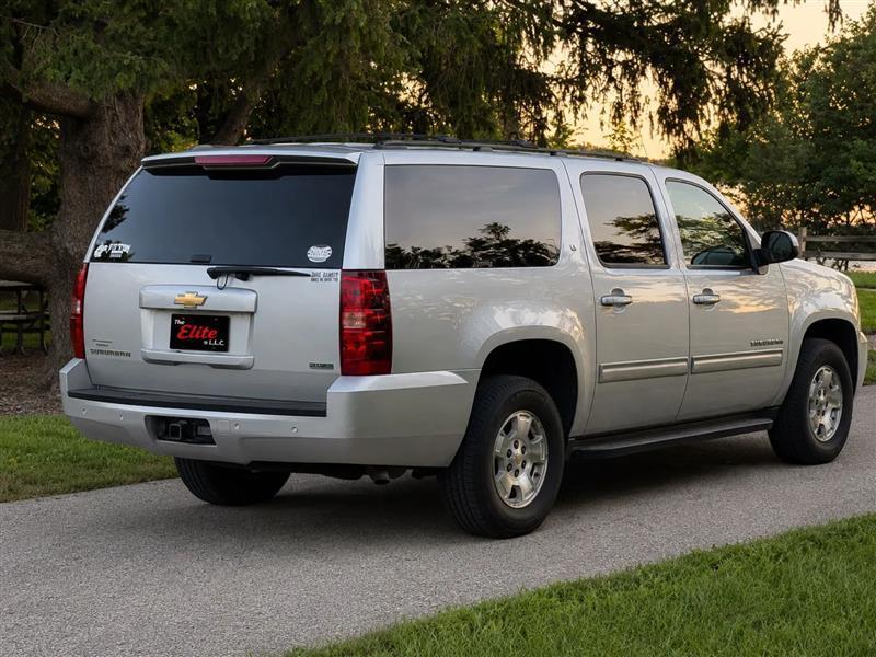 Chevrolet Suburban LT 1500 2WD 2011