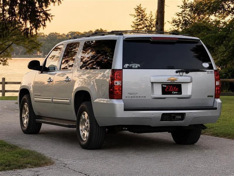 Chevrolet Suburban LT 1500 2WD 2011