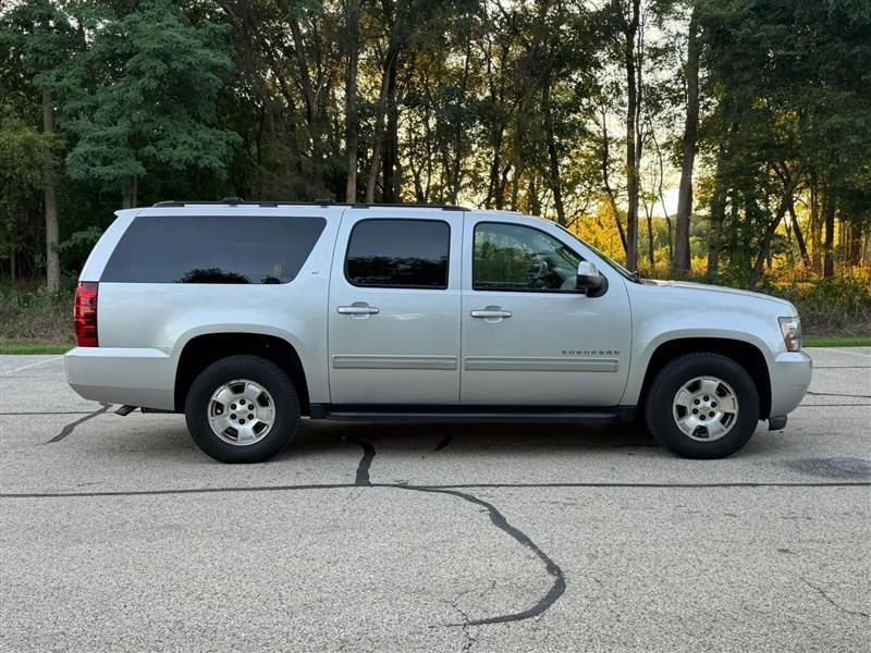 Chevrolet Suburban LT 1500 2WD 2011