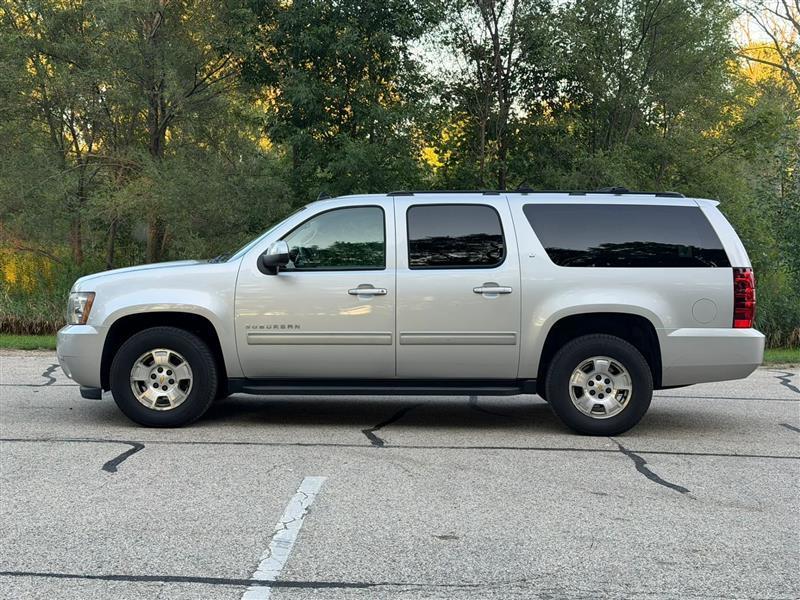 Chevrolet Suburban LT 1500 2WD 2011