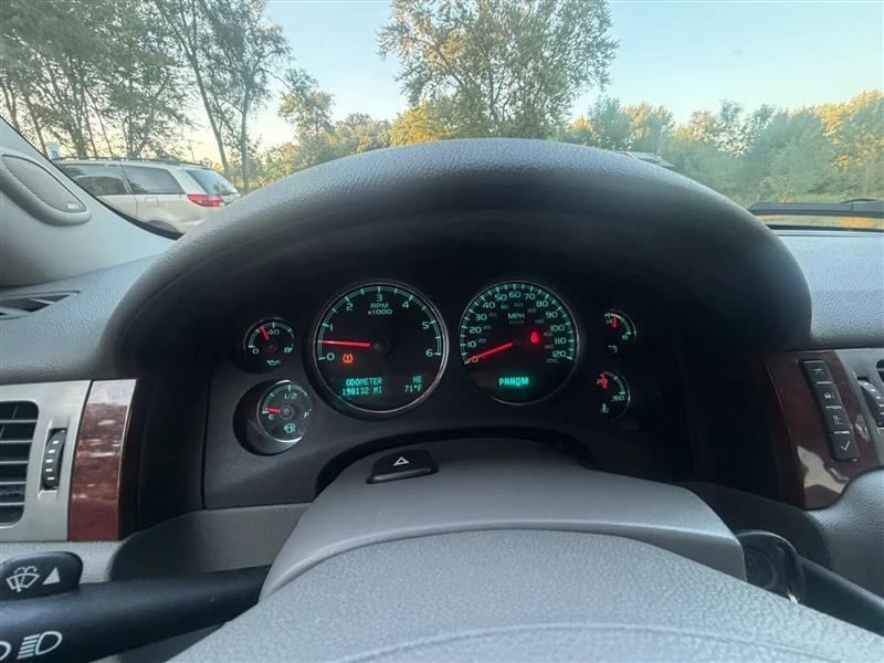Chevrolet Suburban LT 1500 2WD 2011