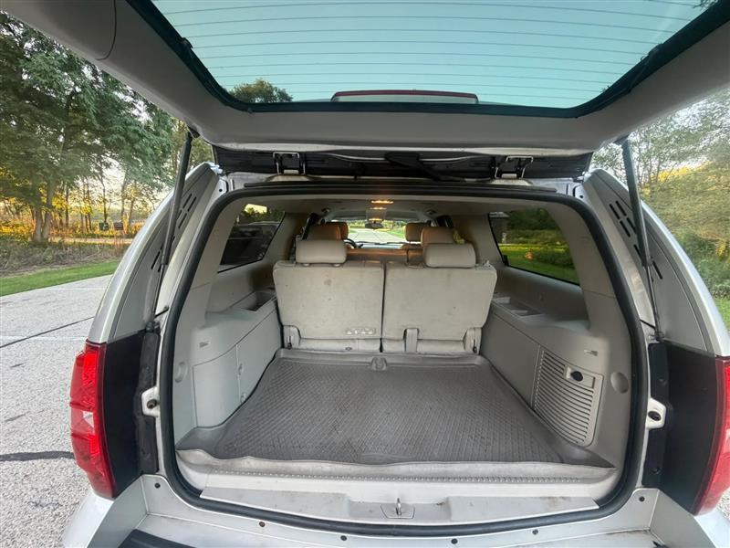 Chevrolet Suburban LT 1500 2WD 2011