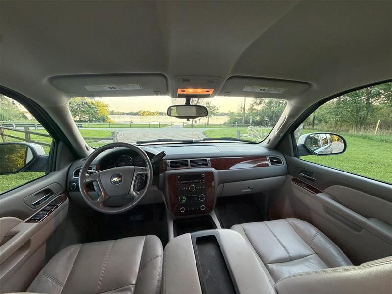 Chevrolet Suburban LT 1500 2WD 2011