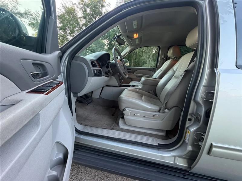 Chevrolet Suburban LT 1500 2WD 2011