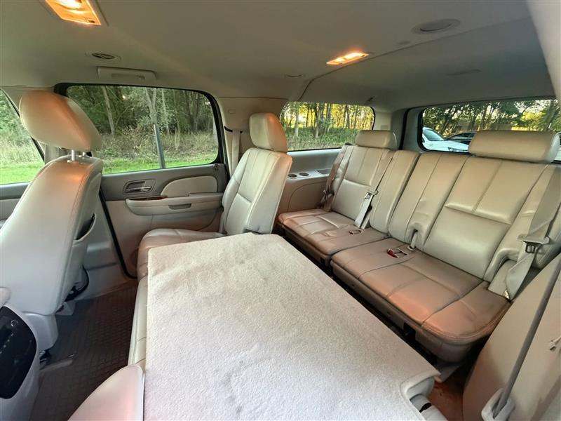 Chevrolet Suburban LT 1500 2WD 2011