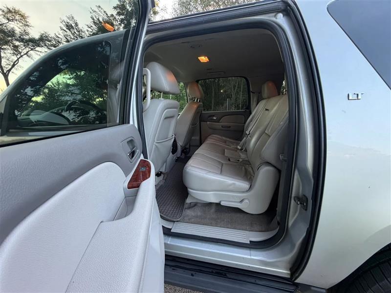 Chevrolet Suburban LT 1500 2WD 2011