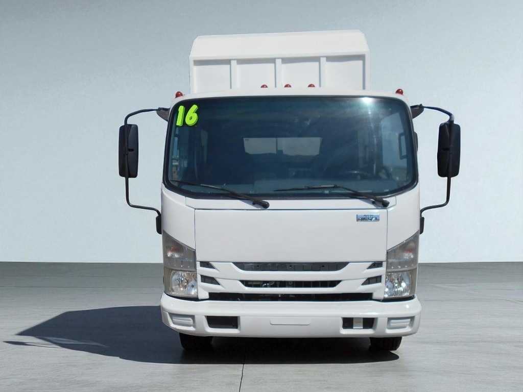 2016 Isuzu NQR photo 3