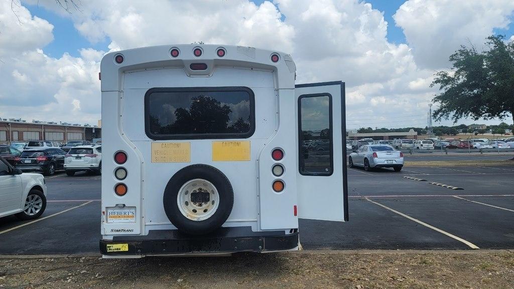 Ford Econoline E-350 Super Duty 2009