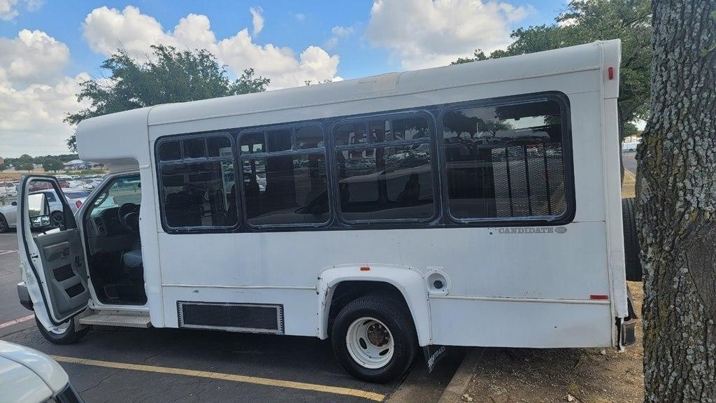Ford Econoline E-350 Super Duty 2009