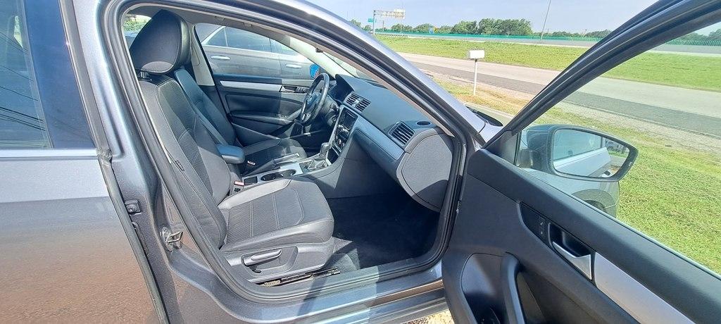 Volkswagen Passat 2.0L TDI SE MT 2013