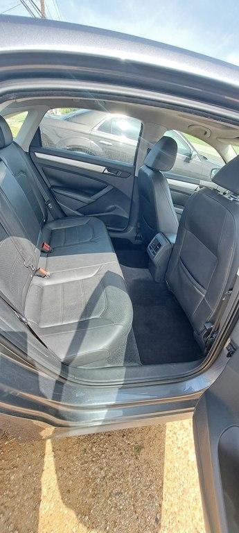 Volkswagen Passat 2.0L TDI SE MT 2013