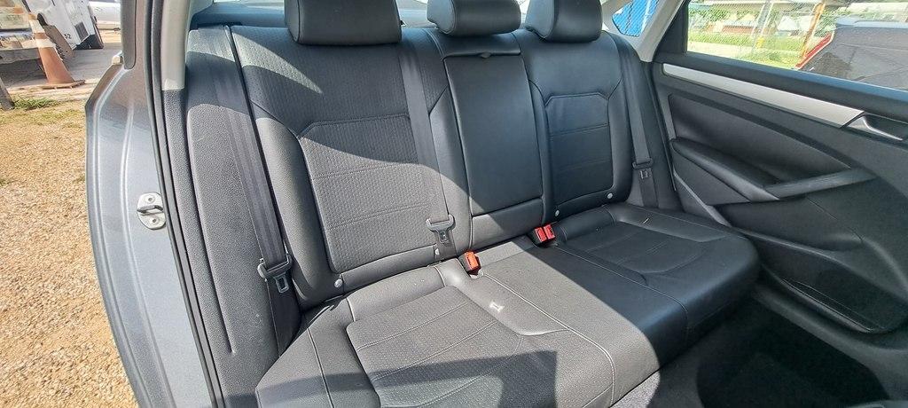 Volkswagen Passat 2.0L TDI SE MT 2013