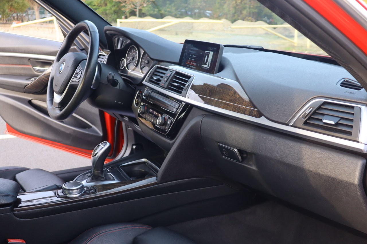 BMW 3-Series 330i 4D Sedan 2017 BMW 3-Series 330i 4D Sedan 2017