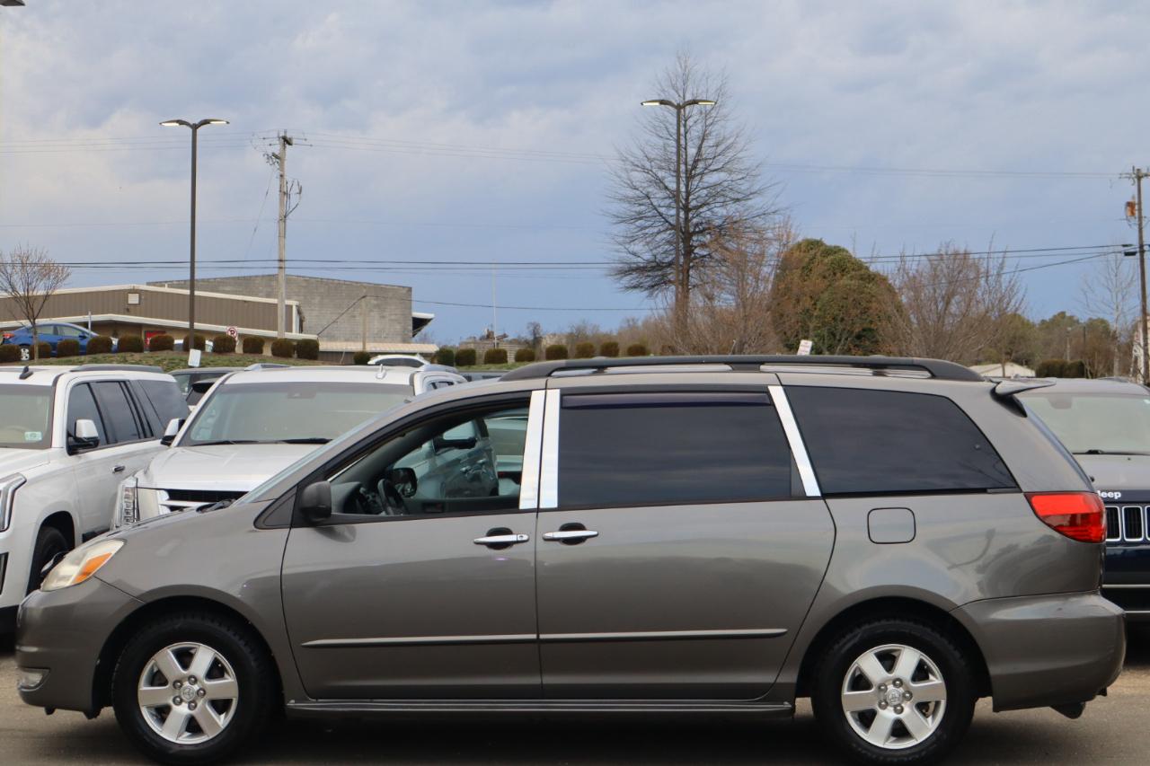 Toyota Sienna LE - 7 Passenger 2004