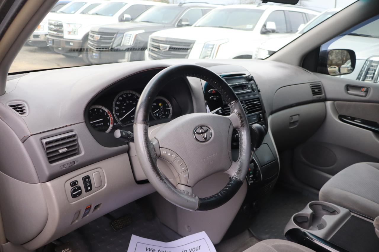 Toyota Sienna LE - 7 Passenger 2004