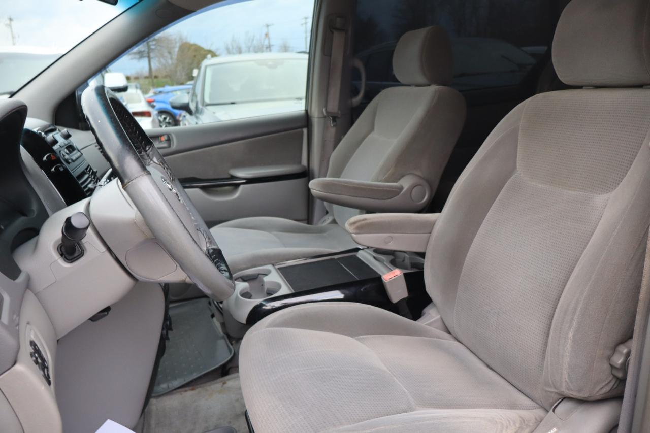 Toyota Sienna LE - 7 Passenger 2004