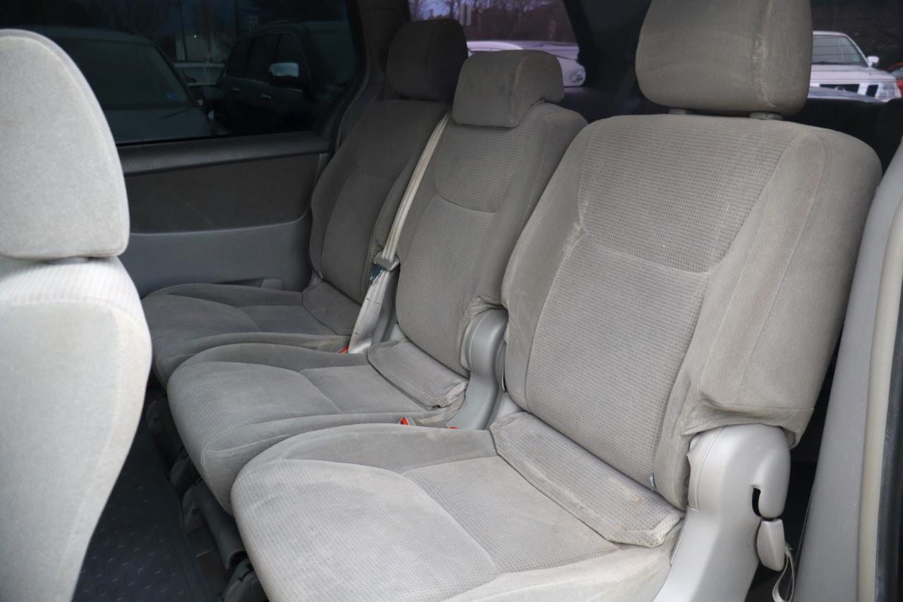 Toyota Sienna LE - 7 Passenger 2004