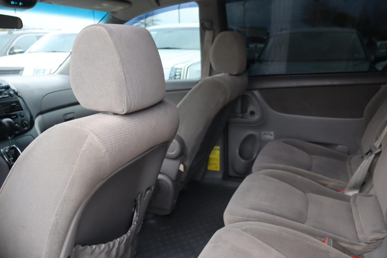 Toyota Sienna LE - 7 Passenger 2004