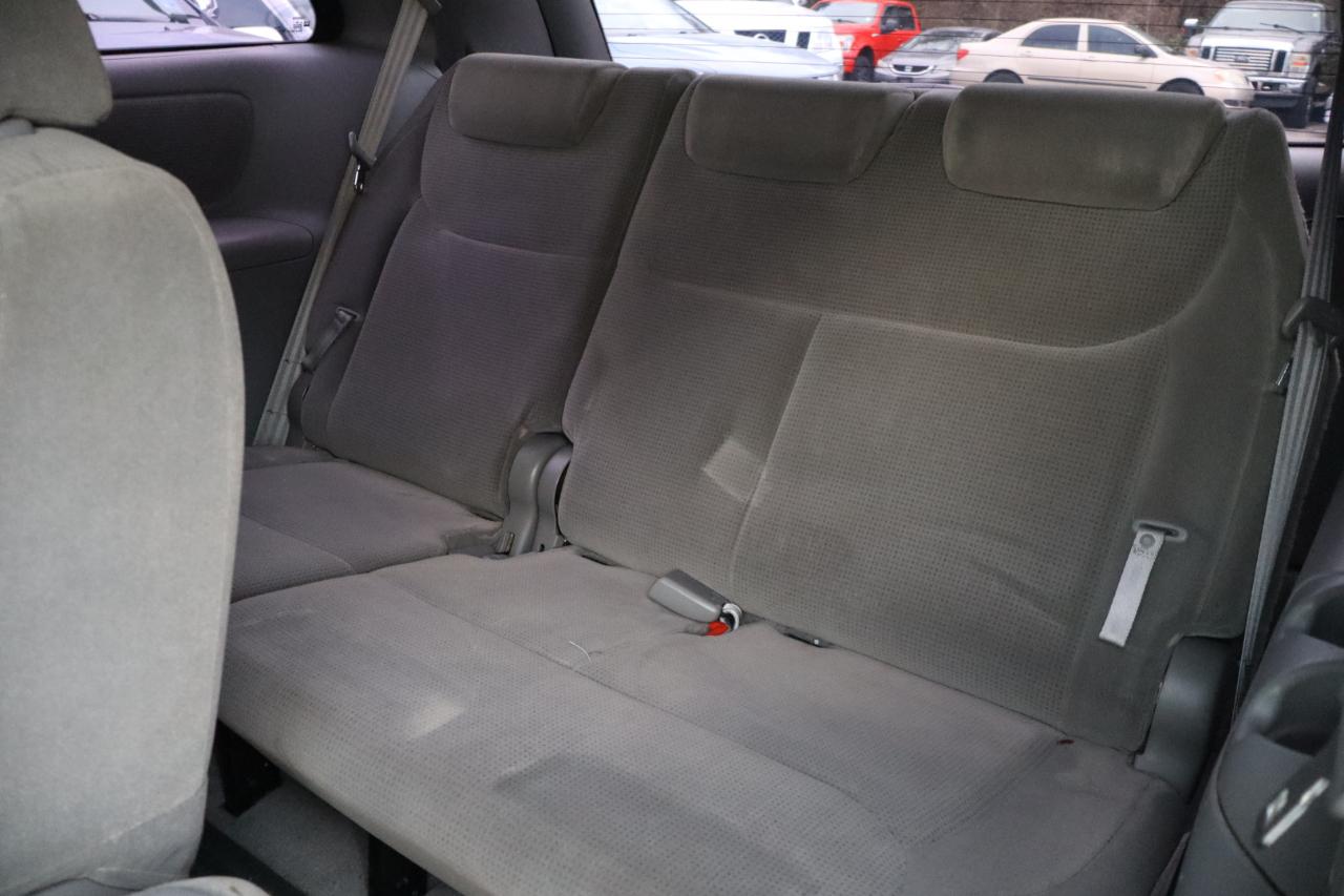 Toyota Sienna LE - 7 Passenger 2004
