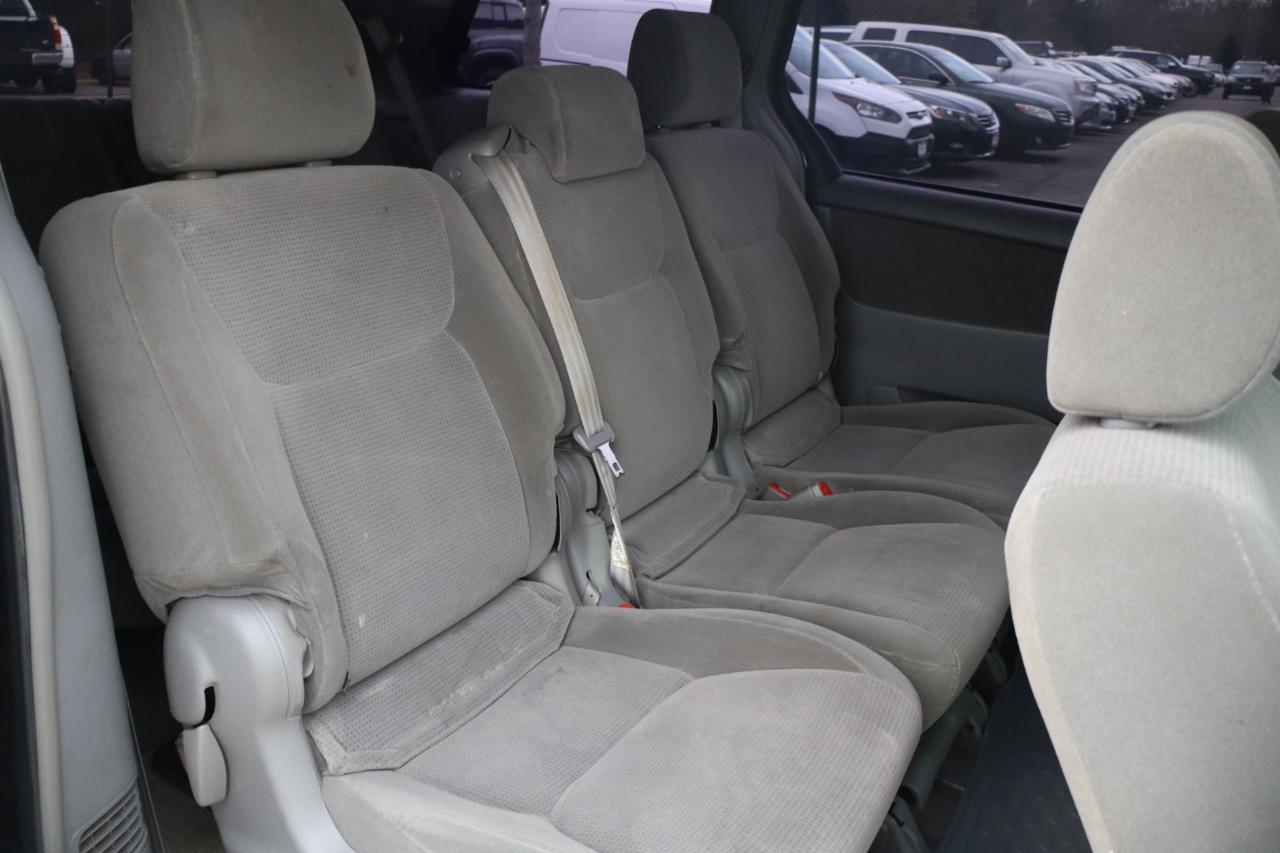 Toyota Sienna LE - 7 Passenger 2004