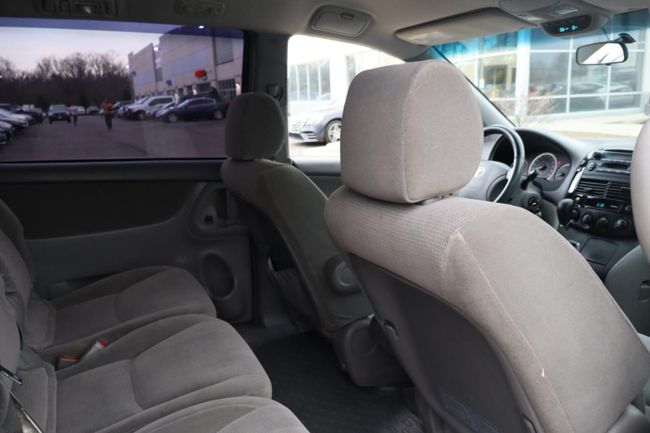 Toyota Sienna LE - 7 Passenger 2004