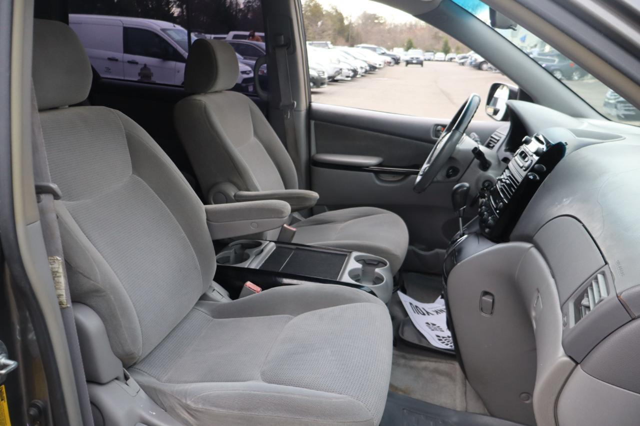 Toyota Sienna LE - 7 Passenger 2004