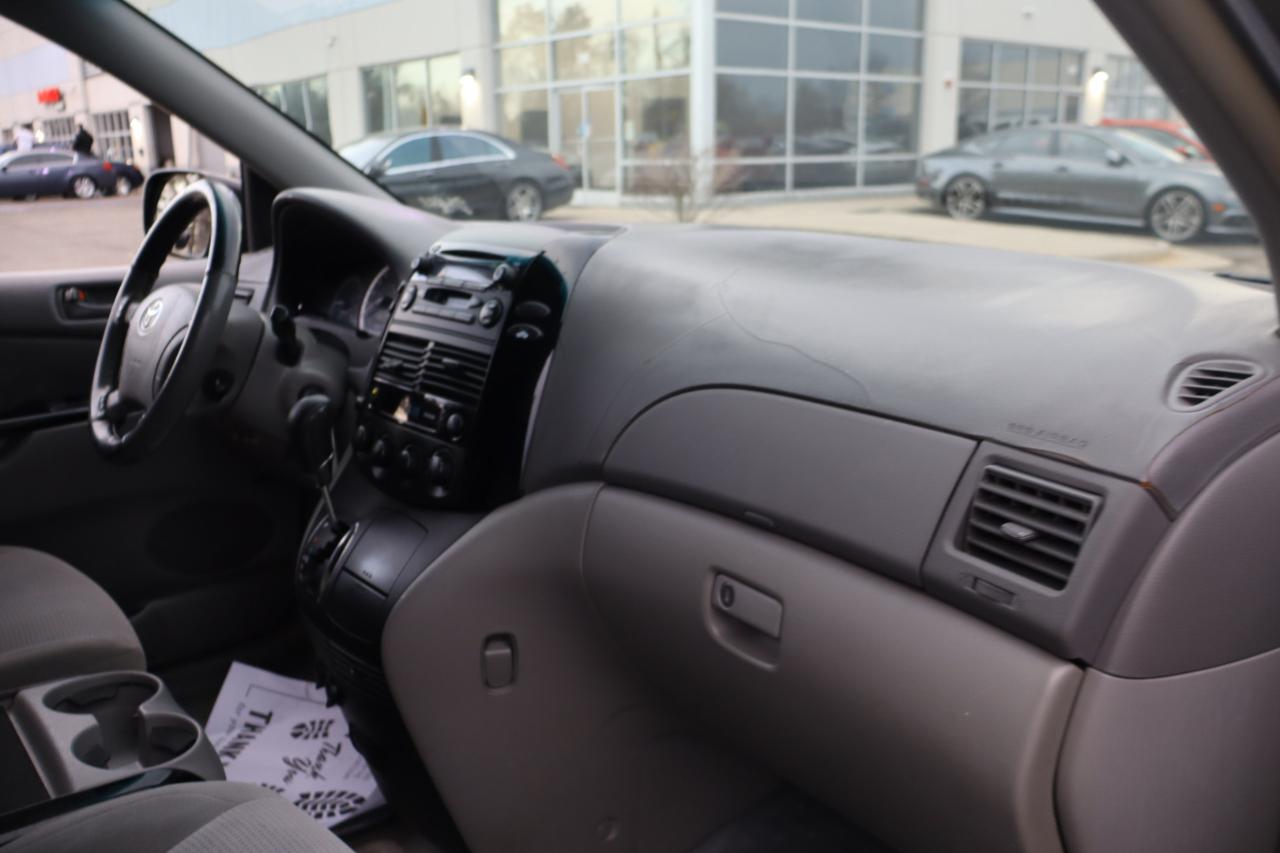 Toyota Sienna LE - 7 Passenger 2004