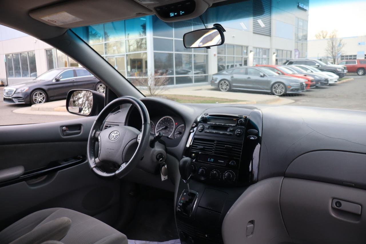 Toyota Sienna LE - 7 Passenger 2004
