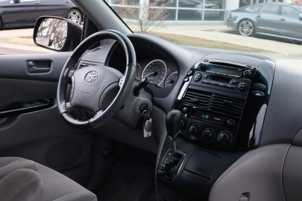 Toyota Sienna LE - 7 Passenger 2004