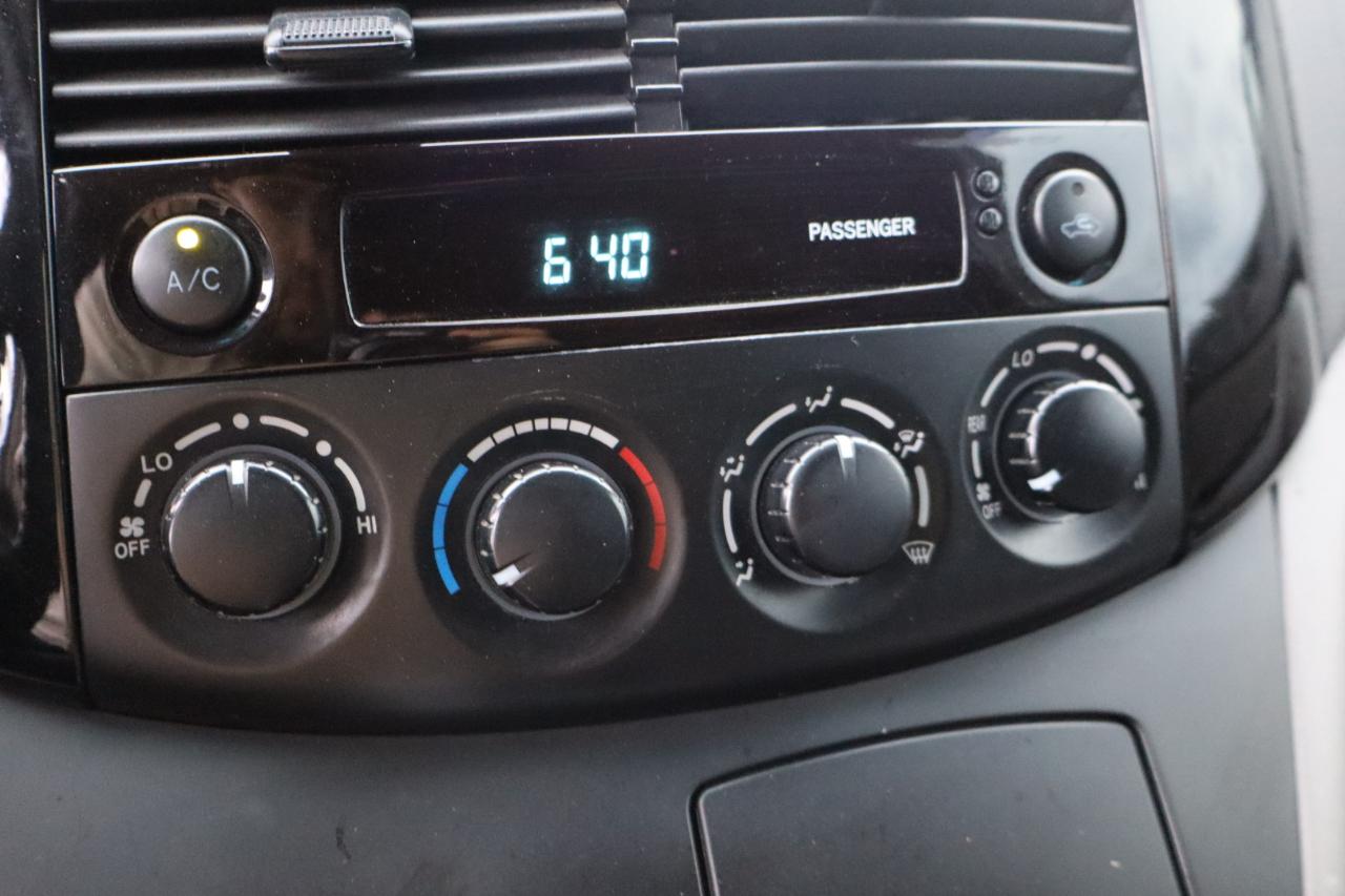 Toyota Sienna LE - 7 Passenger 2004