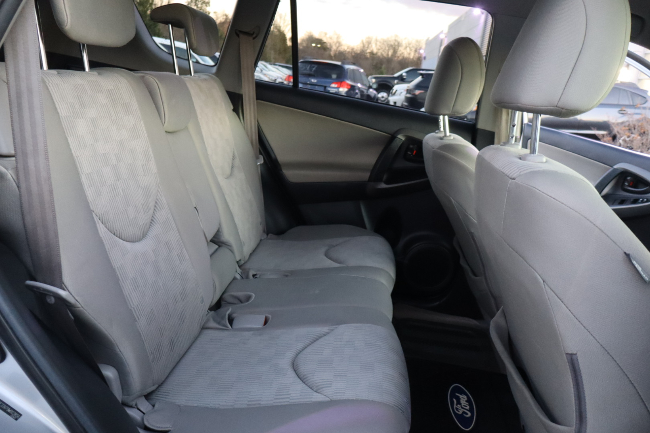 Toyota RAV4 Base I4 2WD 2009