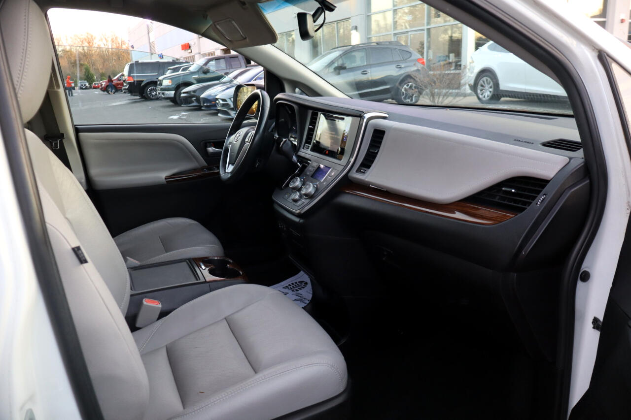 Toyota Sienna Limited Premium 7-Passenger 2017