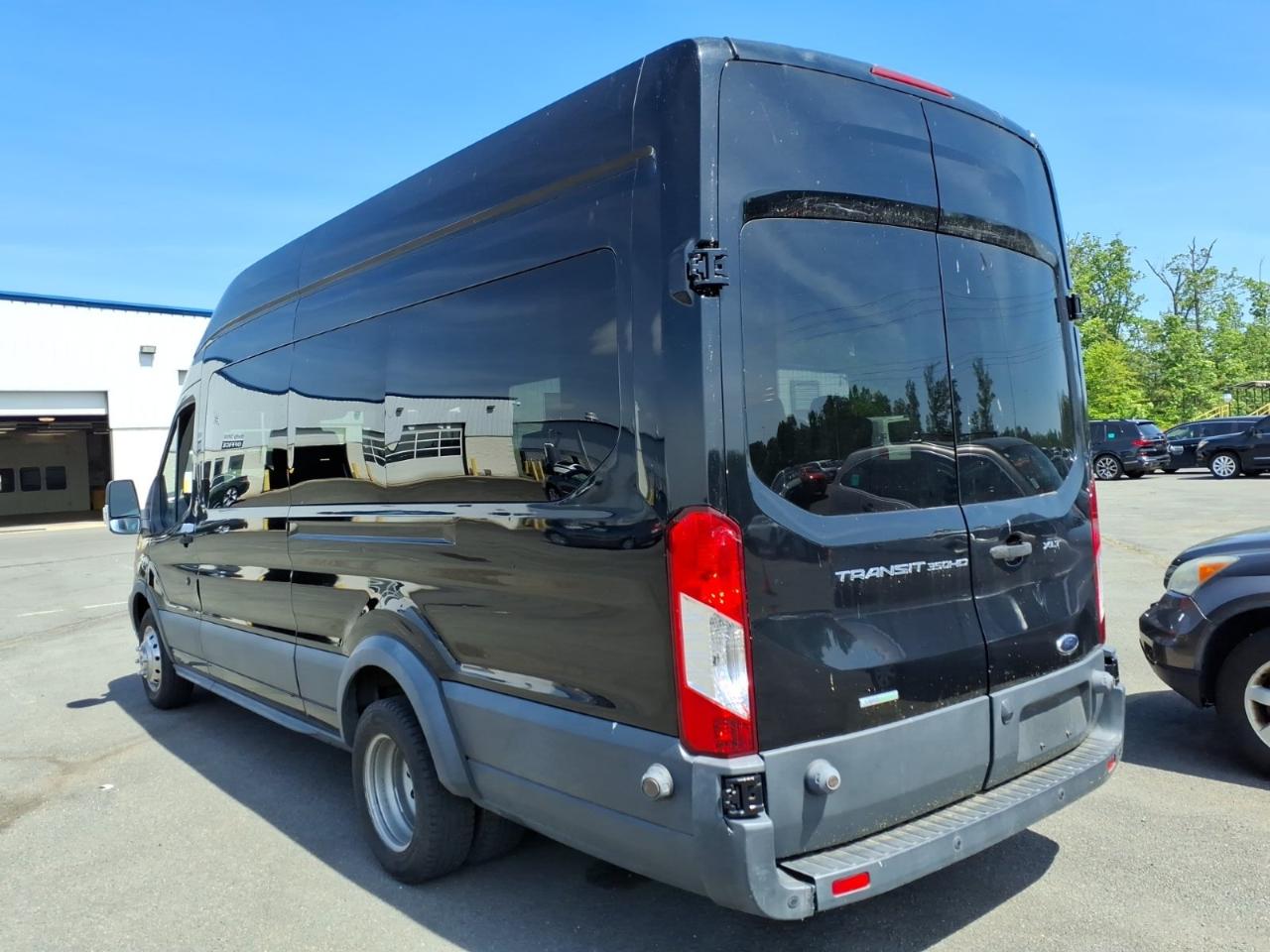 Ford Transit 350 Wagon HD High Roof XLT Sliding Pass. 148 WB EL 2017