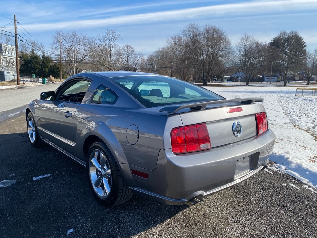Ford Mustang GT Deluxe Coupe 2006