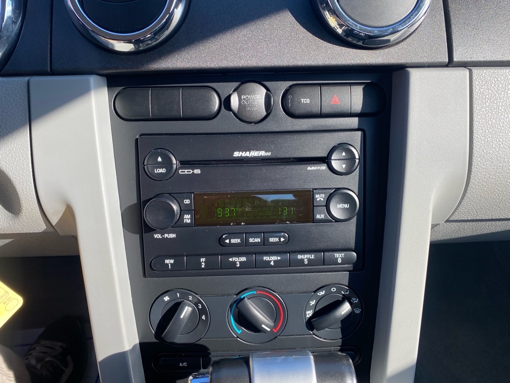 Ford Mustang GT Deluxe Coupe 2006