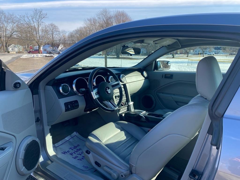 Ford Mustang GT Deluxe Coupe 2006