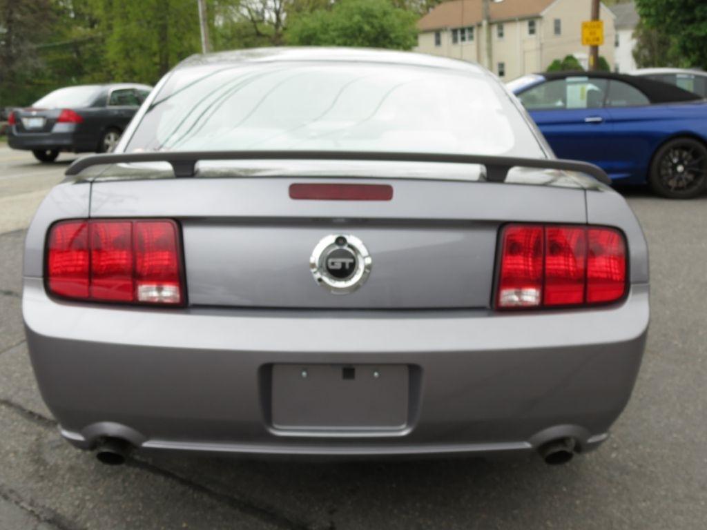 Ford Mustang GT Deluxe Coupe 2006